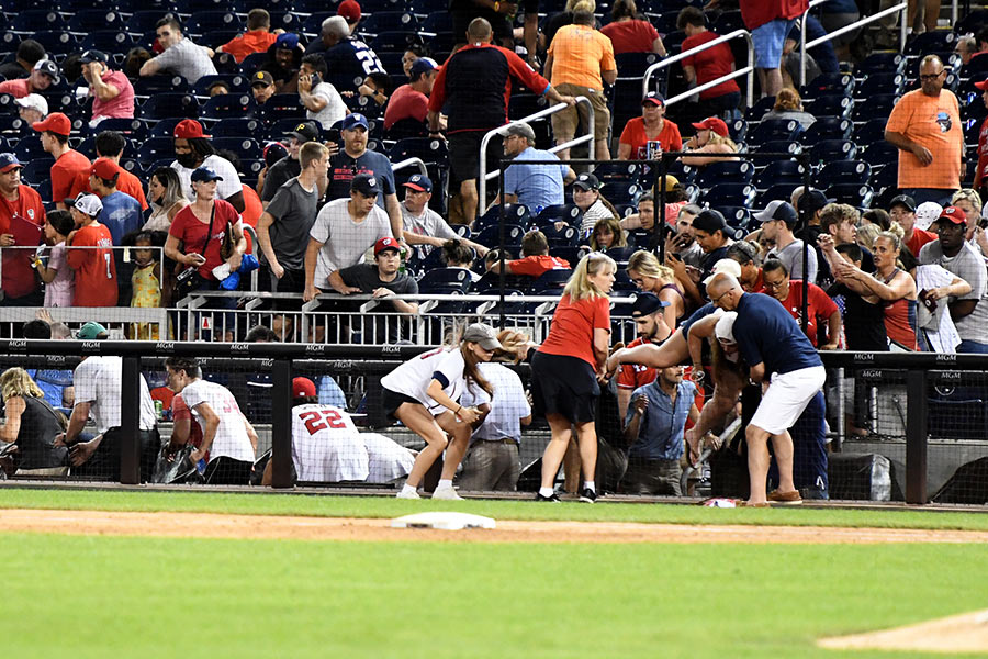 球場の外で銃撃があり、避難する観客【写真：Getty Images】