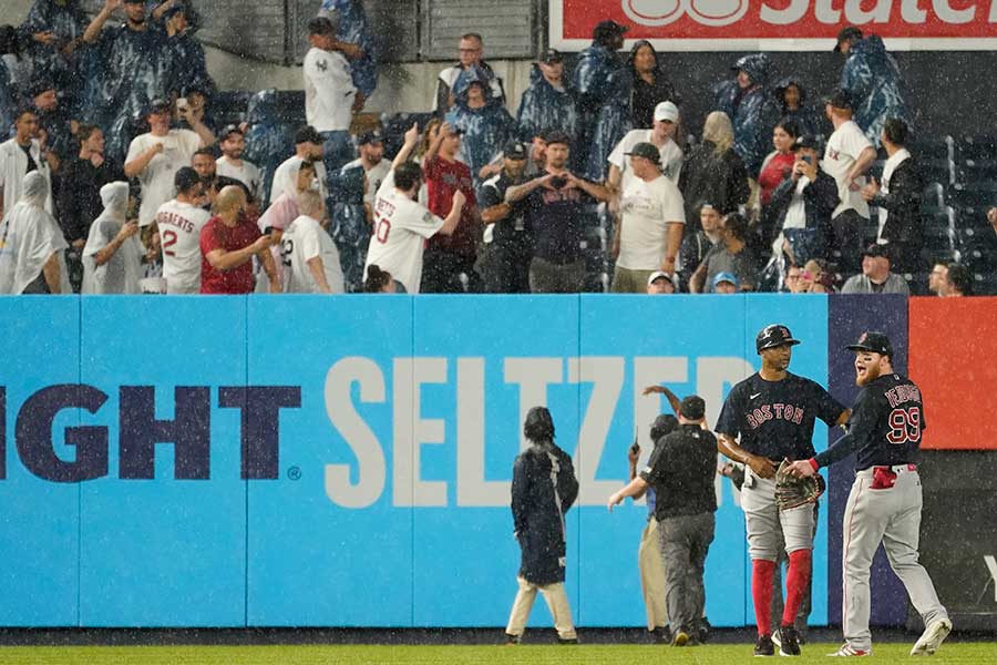 ヤンキース対Rソックス戦で観客席からボールが投げつけられる“暴挙”【写真：AP】
