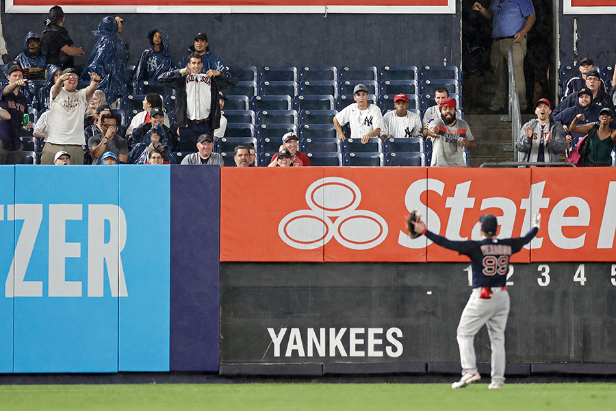 ヤンキース対Rソックス戦で観客席からボールが投げつけられる“暴挙”【写真：Getty Images】