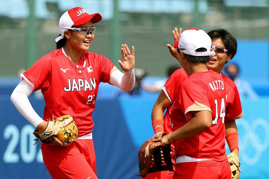 ソフトボール日本代表・後藤希友（左）【写真：Getty Images】