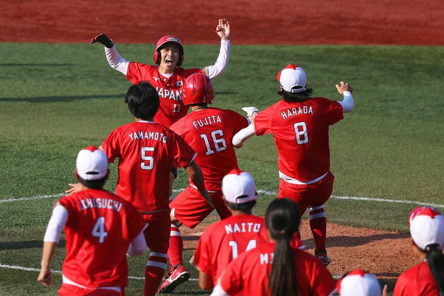 ソフトボール日本代表がカナダを下し銀メダル以上が確定した【写真：Getty Images】