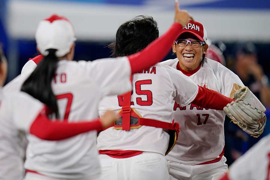 歓喜の瞬間を迎えるソフトボール日本代表・上野由岐子（右）【写真：AP】