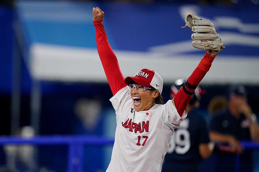 歓喜の瞬間を迎えるソフトボール日本代表・上野由岐子【写真：AP】