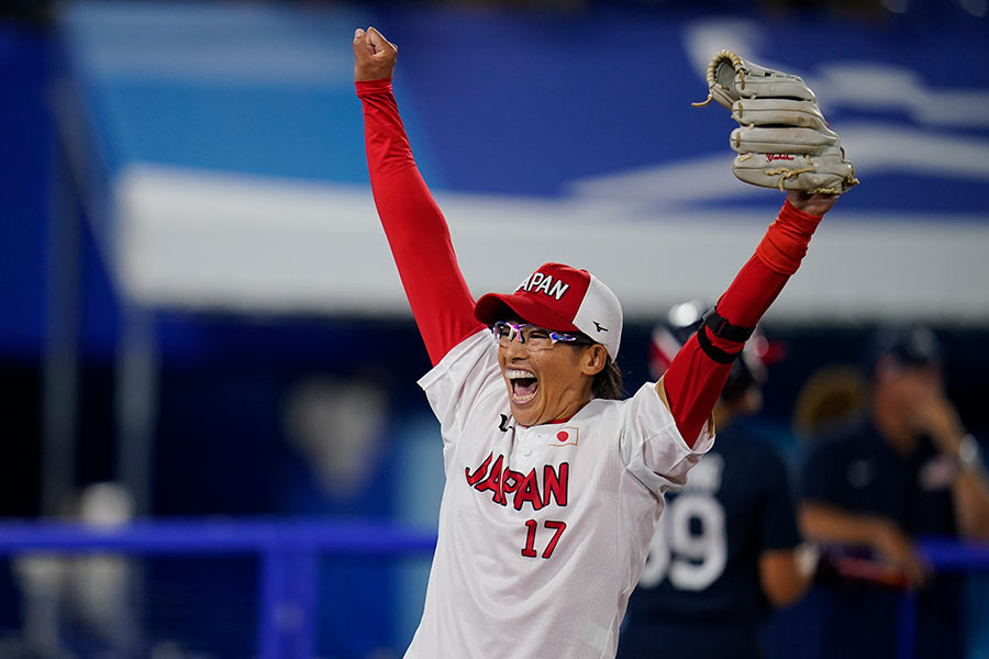 悲願の金メダルを獲得したソフトボール日本代表・上野由岐子【写真：AP】