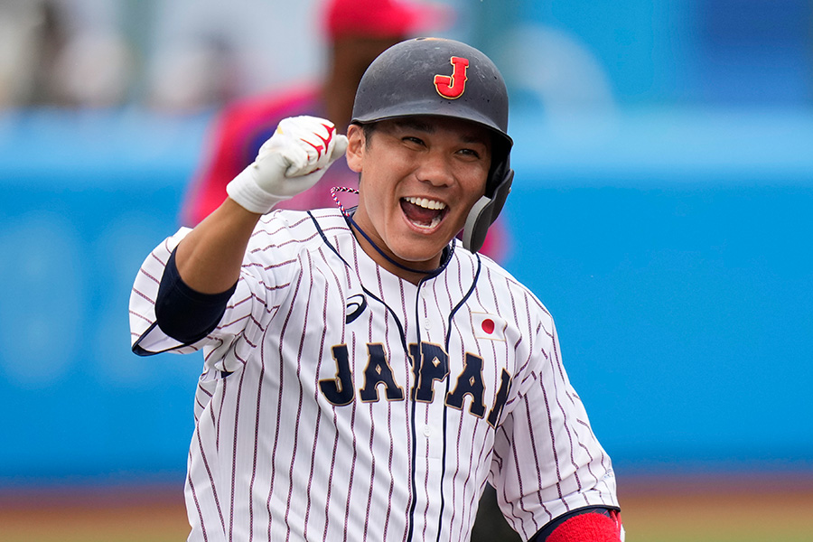 サヨナラ適時打を放った侍ジャパン・坂本勇人【写真：AP】