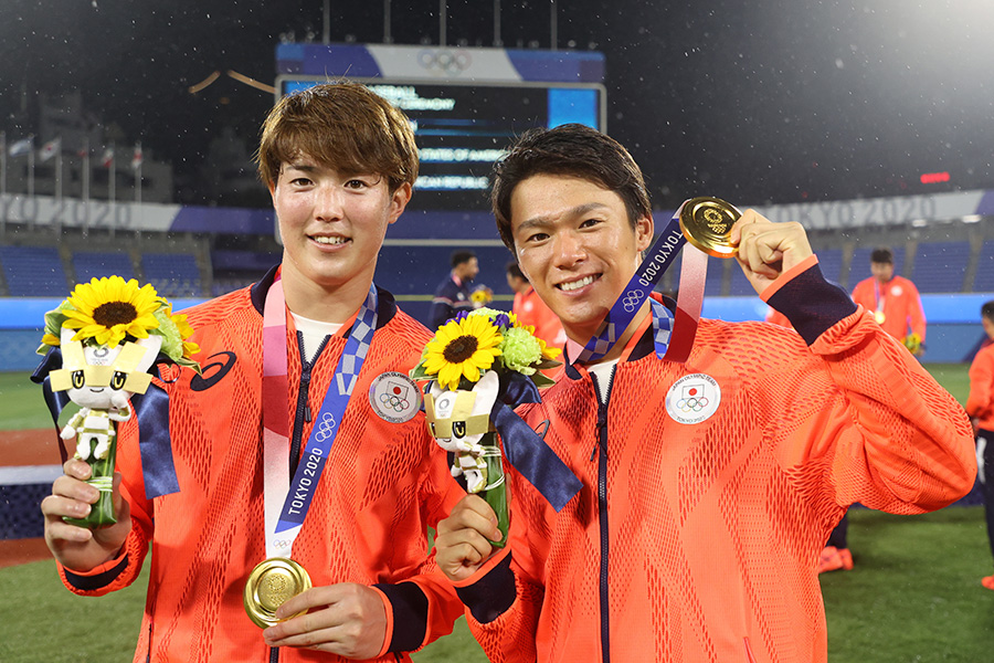 金メダルを獲得した侍ジャパン・森下暢仁（左）と山本由伸【写真：Getty Images】