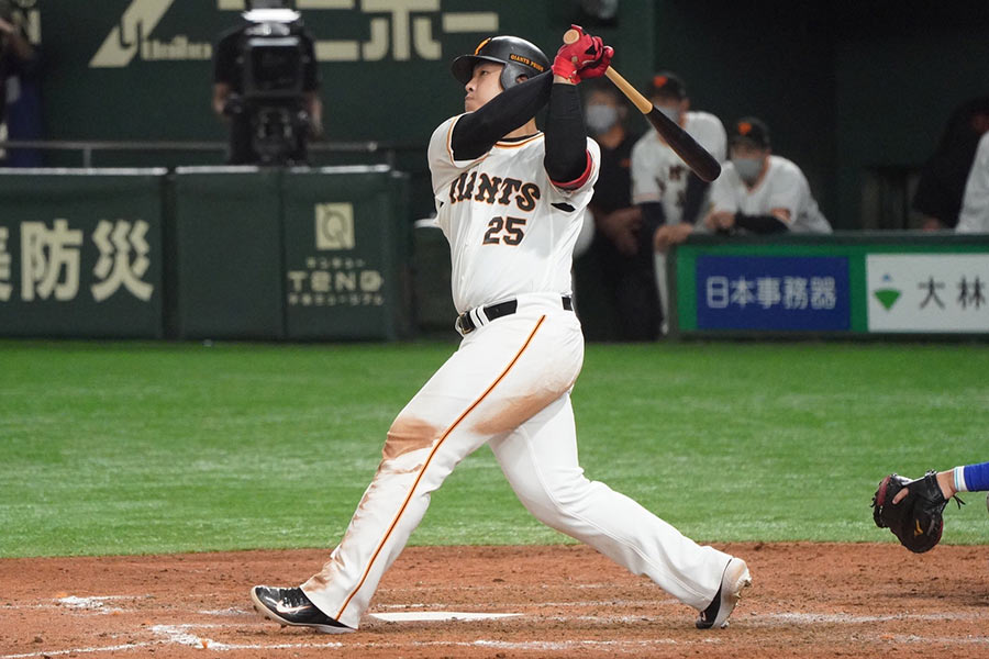 8回に30号本塁打を放った巨人・岡本和真【写真：荒川祐史】