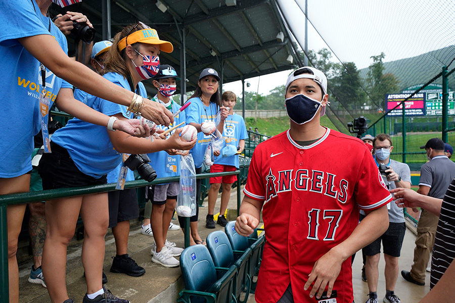 リトルリーグの子供たちにサインを求められるエンゼルス・大谷翔平【写真：AP】