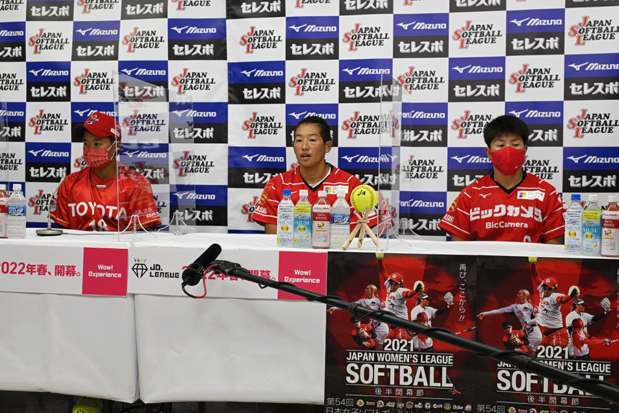 前日会見に出席した後藤希友、上野由岐子、藤田倭（左から）【写真提供：（公財）日本ソフトボール協会】