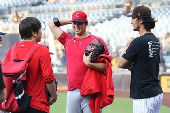 【MLB】ダルビッシュ＆大谷翔平が笑顔の野球談義　後輩右腕の太ももにタッチする場面も