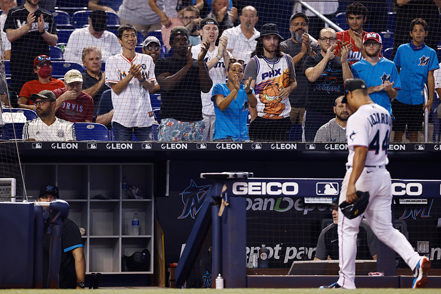 投手に拍手を送るローンデポ・パークの観客【写真：Getty Images】
