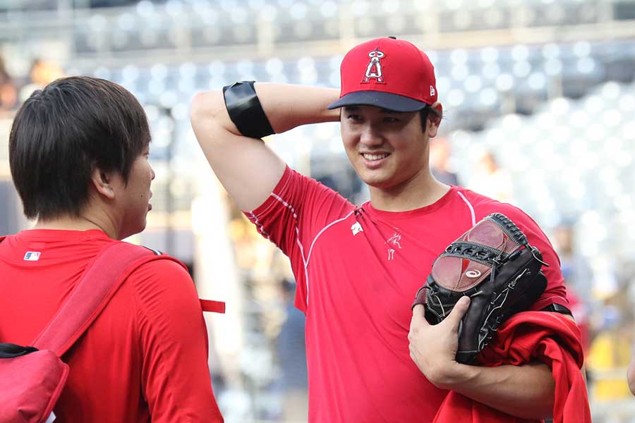 パルススローを着用するエンゼルス・大谷翔平【写真：小谷真弥】