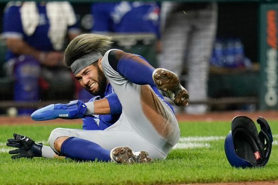 【MLB】「これは野球だぞ」「許容できない」本塁突入の走者を妨害する“タックル”に米激怒