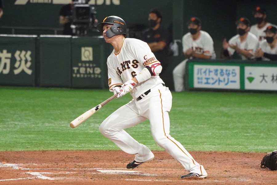 7回に同点タイムリーを放った巨人・坂本勇人【写真：荒川祐史】