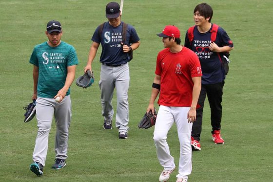 【MLB】大谷翔平、菊池雄星と笑顔でグータッチ　花巻東高コンビが久々の再会