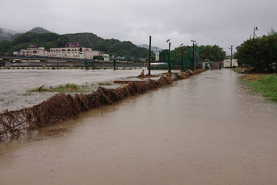 集中豪雨による増水で一級河川・嘉瀬川が氾濫し、水没した佐賀ビクトリーグラウンド【写真提供：佐賀ビクトリー】