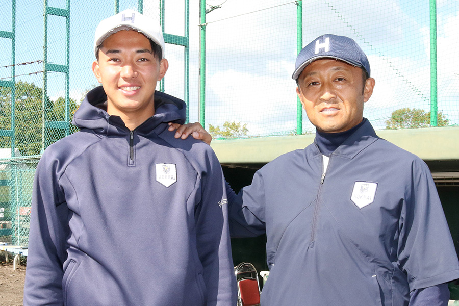 北海学園大・鈴木大和（左）と島崎圭介監督【写真：石川加奈子】