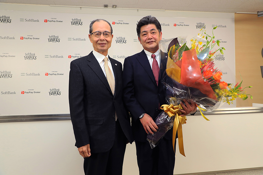 退任会見に臨んだソフトバンク・工藤公康監督（右）と王貞治会長【写真：球団提供】