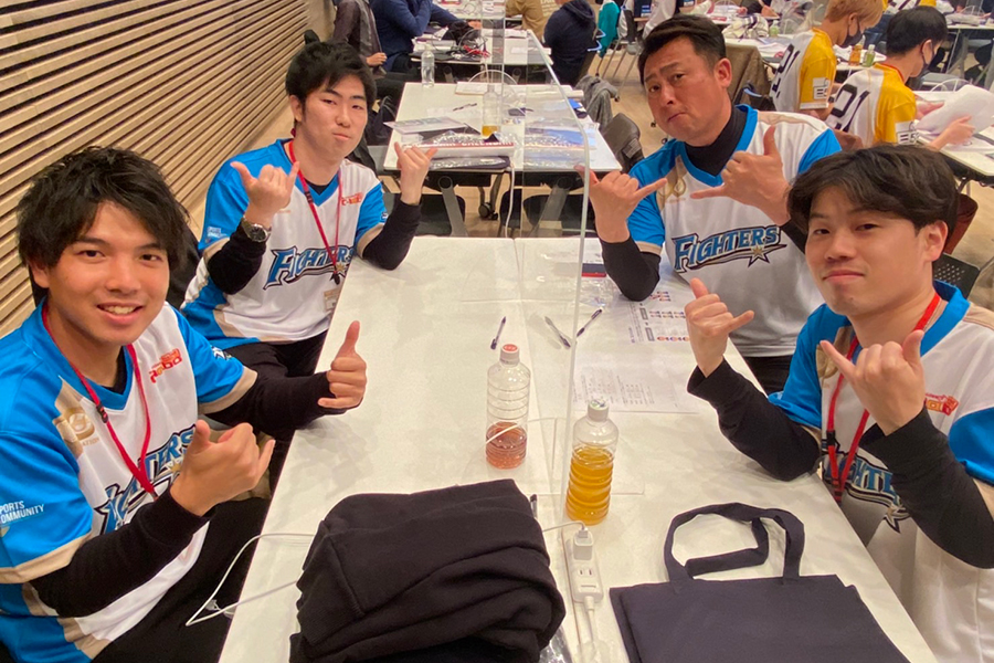 「eBASEBALLプロスピAリーグ」の日本ハム3選手とポーズをとる岩本勉監督（右上）【写真：安藤かなみ】