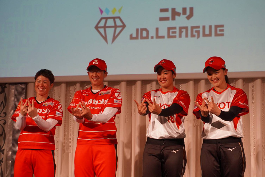 リーグを象徴する「Wow！ポーズ」を決める藤田、上野、後藤、切石（左から）【写真：宮脇広久】