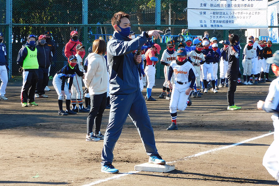 野球教室を開催したレッズ・秋山翔吾【写真：間淳】