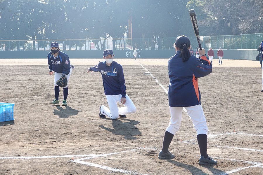 日本女子野球連盟と埼玉・加須市は25日、「加須きずなガールズベースボールクリスマス」を開催した【写真：川村虎大】