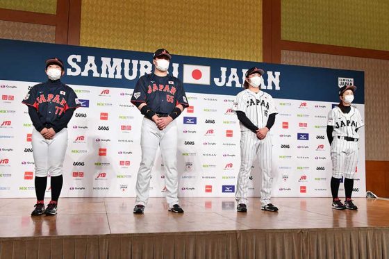 野球日本代表「侍ジャパン」の新ユニホーム発表会が13日、都内のホテルで行われた【写真：小林靖】