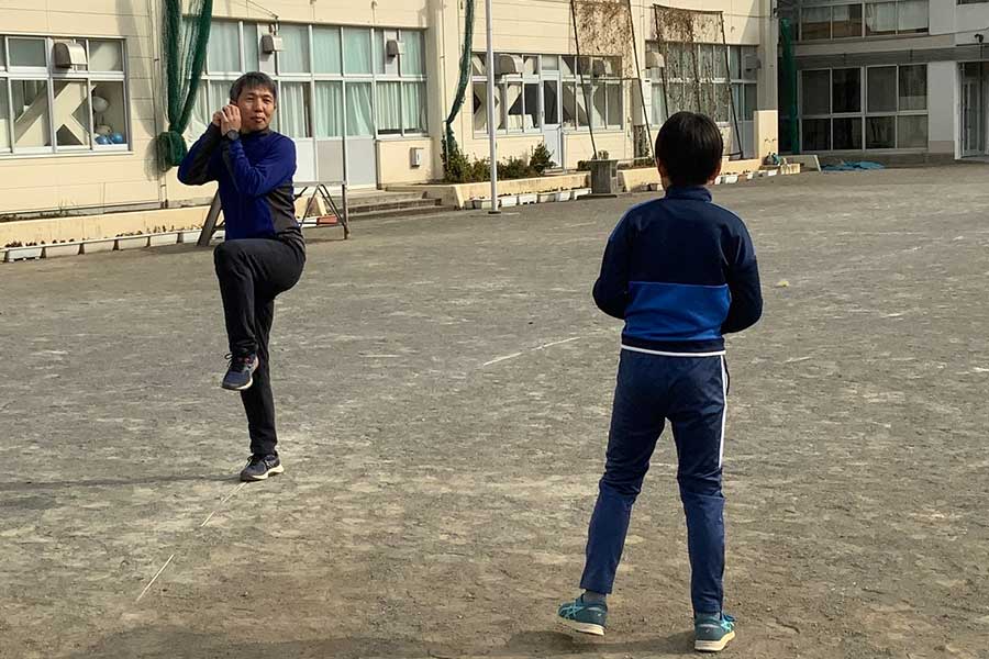 子どもたちに野球の魅力を伝える東京農業大学・勝亦陽一准教授（左）【写真：本人提供】