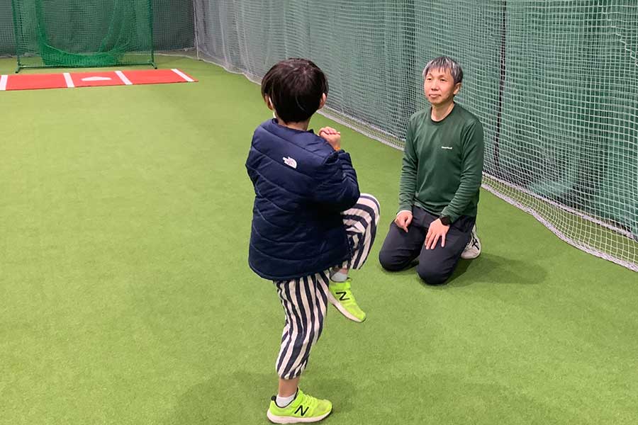 子どもたちに野球の魅力を伝える東京農業大学・勝亦陽一准教授（奥）【写真：本人提供】　撮影場所：SAKURAフィールド（東京都羽村市）