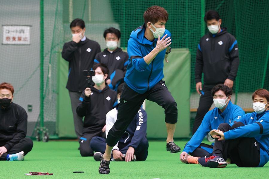 日本ハムの選手に走り方を教える武井壮さん【写真：球団提供】