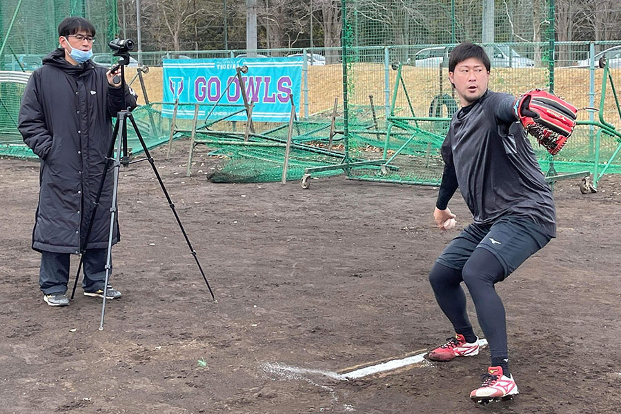 スポーツ動作解析の第一人者の川村卓准教授（左）と田澤純一【写真：本人提供】