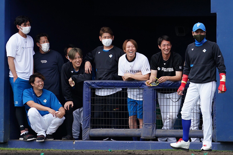 笑顔で戦況を見つめる日本ハム・新庄剛志監督（右）と選手たち【写真：荒川祐史】