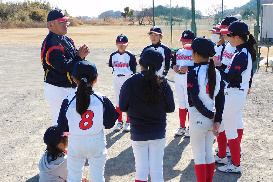花村監督が掲げる方針は「うまい選手を育てるよりも、野球好きを増やす指導」【写真：間淳】