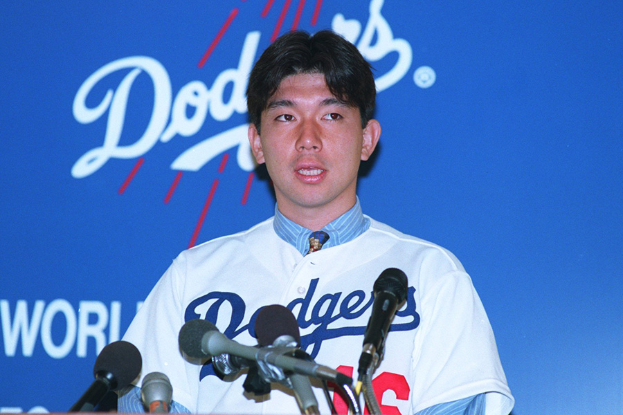 1995年2月14日、ドジャースと契約した野茂英雄氏【写真：Getty Images】