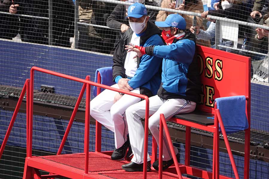 室伏広治臨時コーチ（左）と日本ハム・新庄剛志監督【写真：町田利衣】