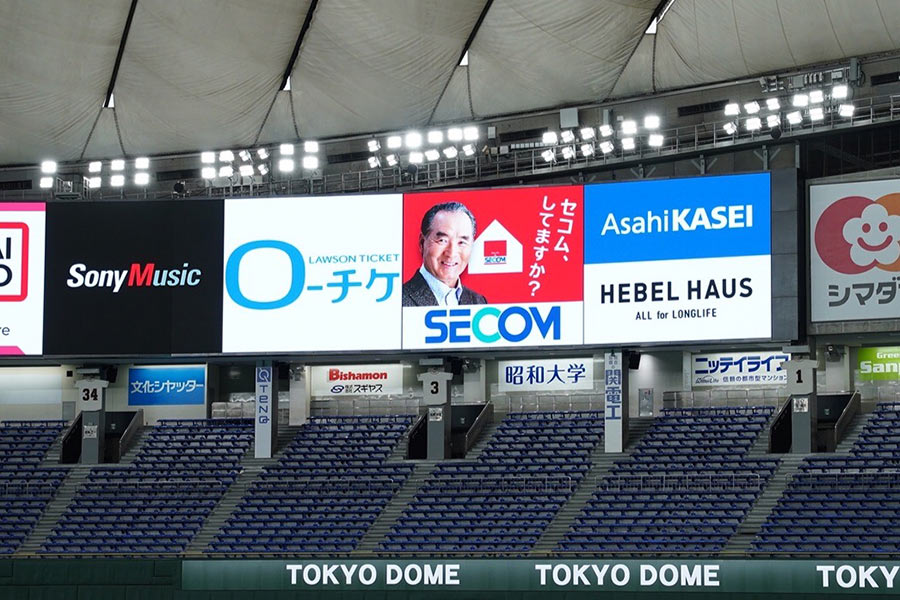 長嶋茂雄終身監督の看板は撤去されたが、今後はデジタル広告としてビジョンに表示される【写真：荒川祐史】