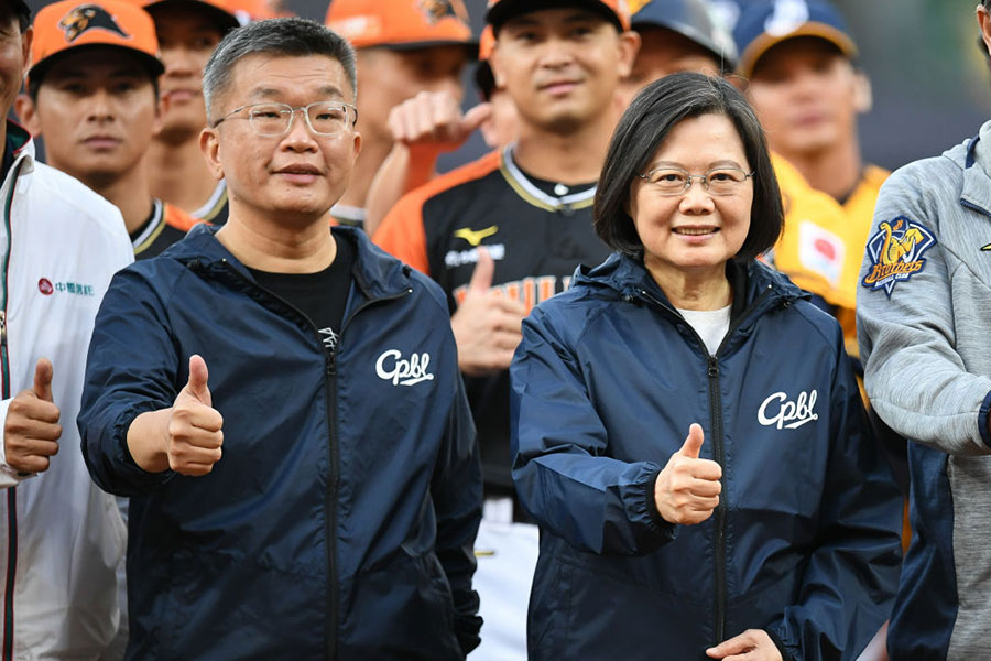 台湾プロ野球の蔡其昌コミッショナー（左）と台湾の蔡英文総統【写真：Getty Images】