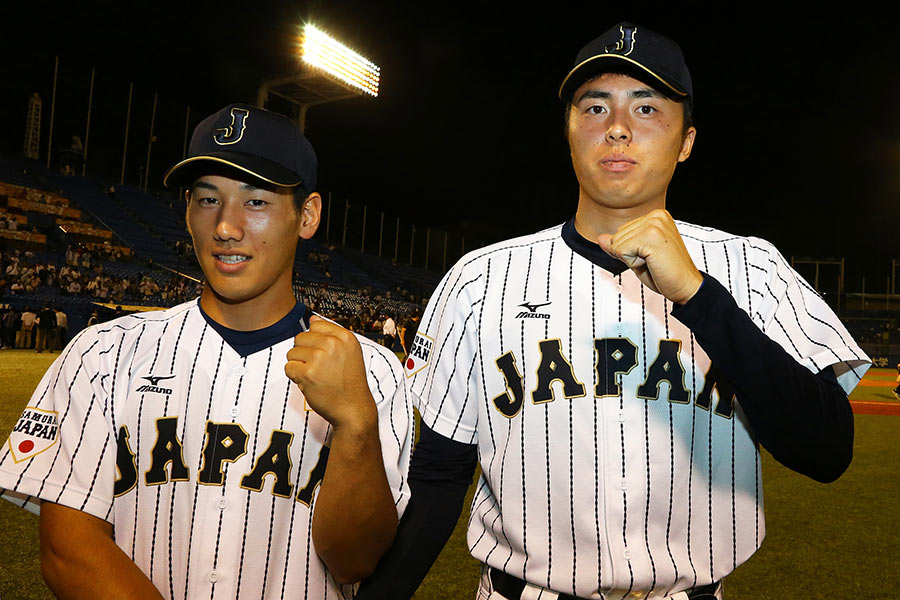 2015年6月に行われた「ユニバーシアード日本代表壮行試合」に出場した、当時大学生の吉田正尚（左）と田中正義【写真：Getty Images】