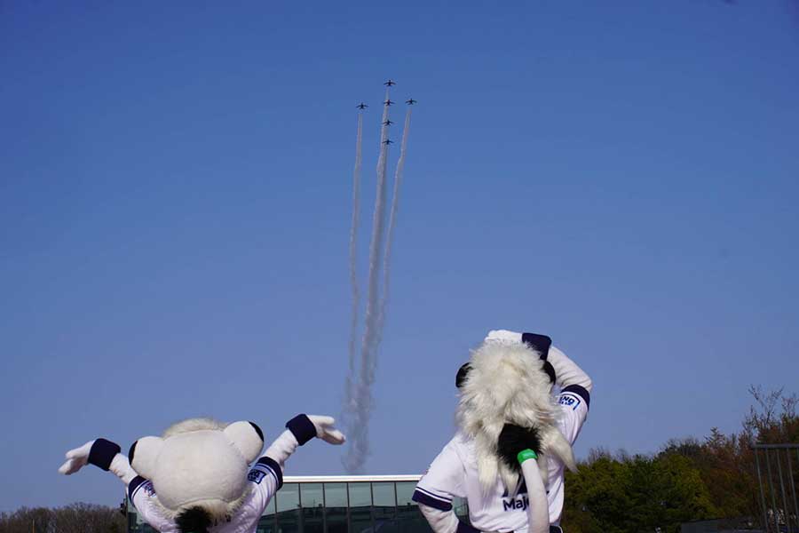 ブルーインパルスの展示飛行を見守る西武のマスコット・ライナ（左）とレオ【写真：宮脇広久】