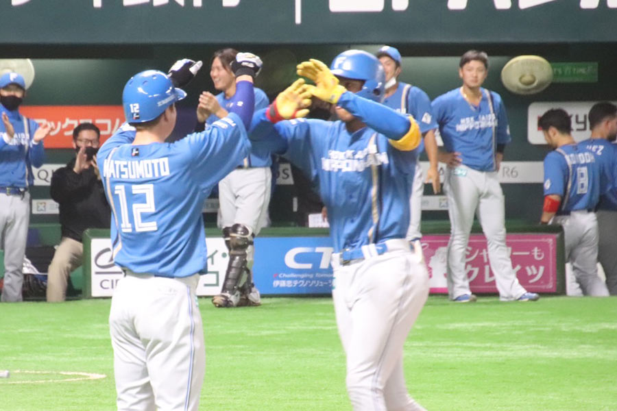本塁打を放った日本ハム・万波中正（右）【写真：福谷佑介】