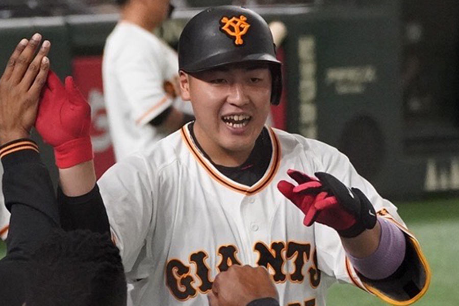 初回に1号本塁打を放った巨人・岡本和真【写真：荒川祐史】