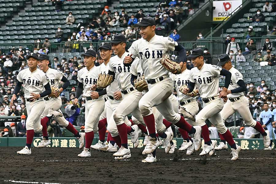 4年ぶり4度目の選抜優勝を果たした大阪桐蔭ナイン【写真：共同通信社】