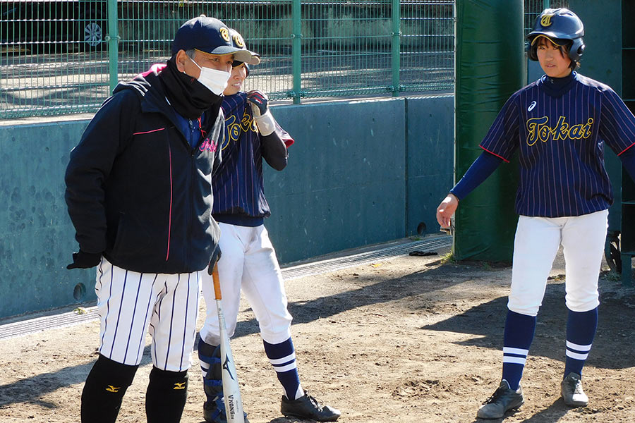 東海大静岡翔洋高校で女子野球部を率いる弓桁義雄監督（左）【写真：間淳】
