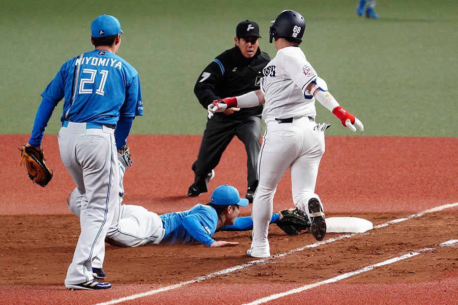一塁ベースへ飛び込む日本ハム・吉田輝星【写真：荒川祐史】