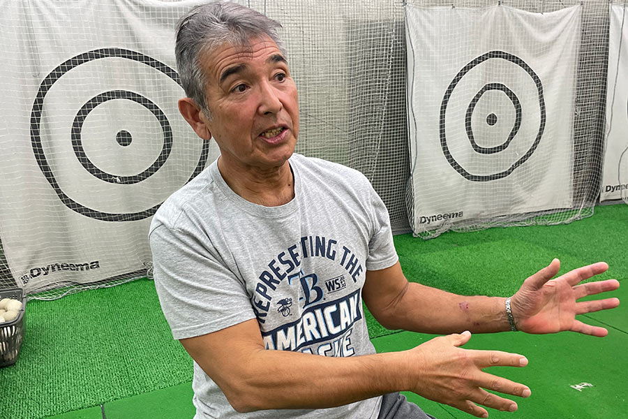 現在は小・中学生を対象にした野球塾で子どもたちを指導する佐野元国氏【写真：編集部】