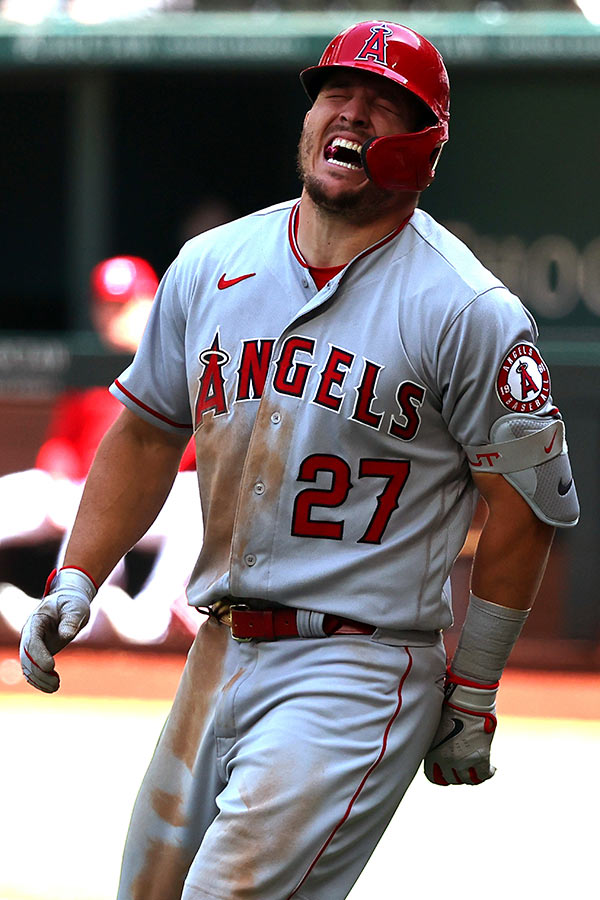 左手に死球を受け苦悶の表情を浮かべるエンゼルスのマイク・トラウト【写真：AP】