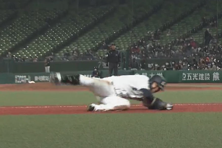 三塁を回ったところで転倒した西武・鈴木将平【画像：パーソル パ・リーグTV】