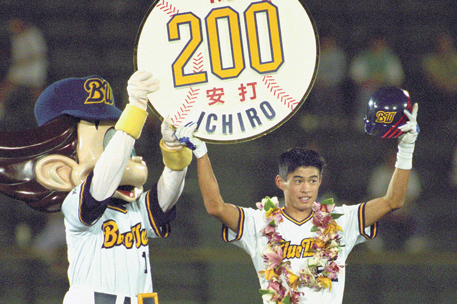 1994年、シーズン200安打を放ったイチロー【写真：共同通信社】