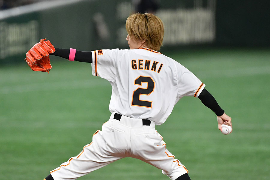 始球式に登場した歌手の岩橋玄樹さん【写真：小林靖】