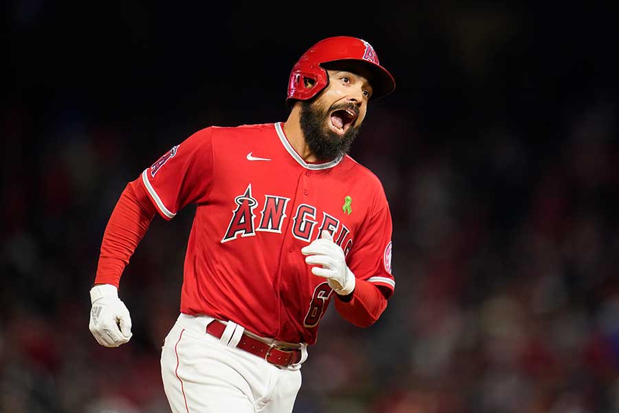 右打者ながら左打席で本塁打を放ったエンゼルスのアンソニー・レンドン【写真：AP】